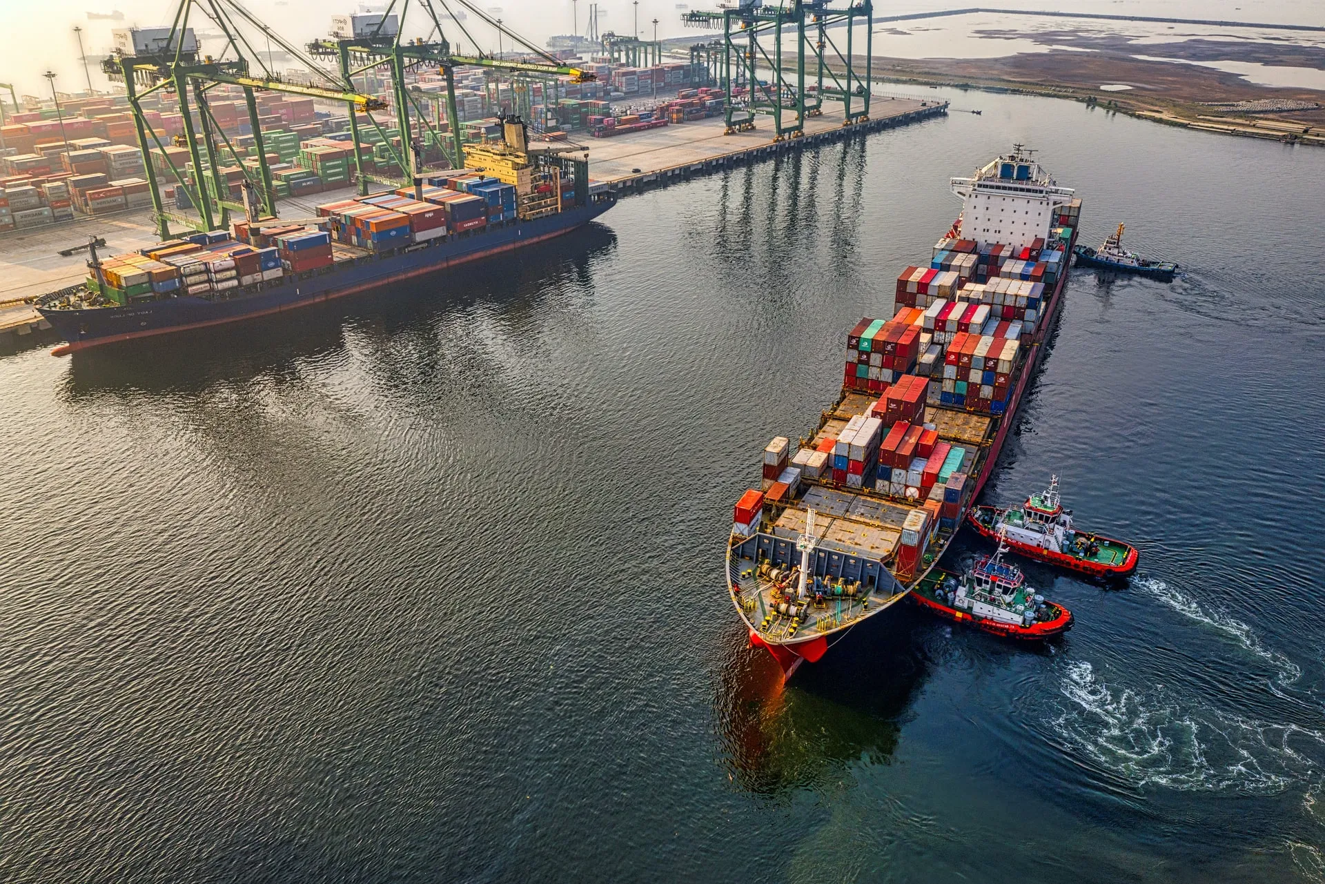 Buque portacontenedores y remolcadores en un puerto